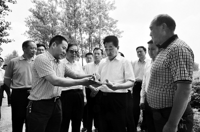 刘满仓听取驻村工作队员工作汇报