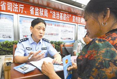 昨 日成都市滨江中路，一名服刑人员亲属在省司法厅和省监狱管理局的宣传咨询点咨询亲情会见的相关规定本报记者胥辉 摄