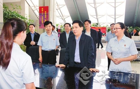 11日，秦光荣来到省高级人民法院调研，开门听取意见:记者 杨峥 摄 
