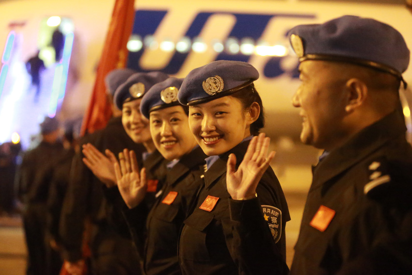 10月21日，几名女维和警察在登机前挥手道别。新华社发（刘长龙 摄）