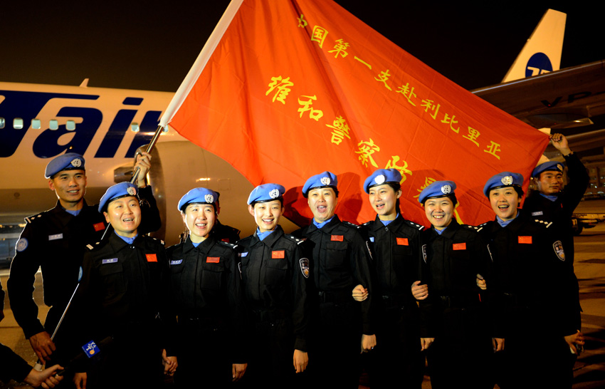 10月21日,女防暴队员准备登机出发。新华社发(王小雪 摄)