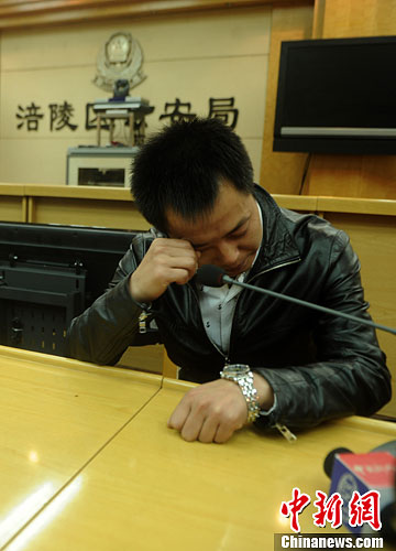 11月5日，亲人来到殡仪馆哀悼蒋卫红英勇殉职。图为蒋卫红的同事正在讲述抓捕情况。陈超 摄