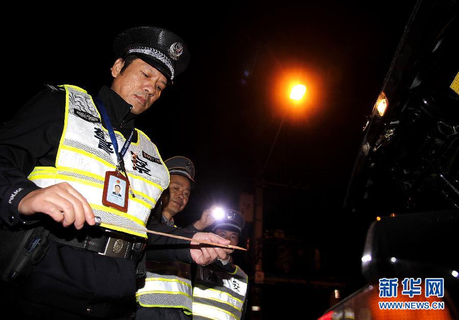 （法制）（2）上海警方开展“宝剑”夜间查控行动
