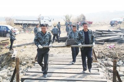  敦化监狱民警为灾区群众铺路建桥