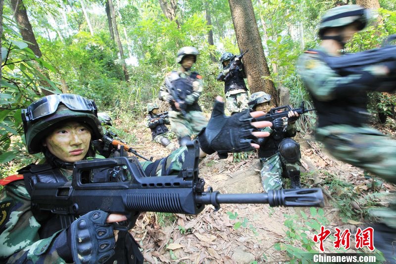 高清:深圳武警反恐对抗大演练 女兵仿佛“火凤凰”【2】