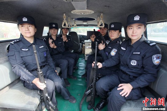 青岛女警花用高级大狙击枪训练
