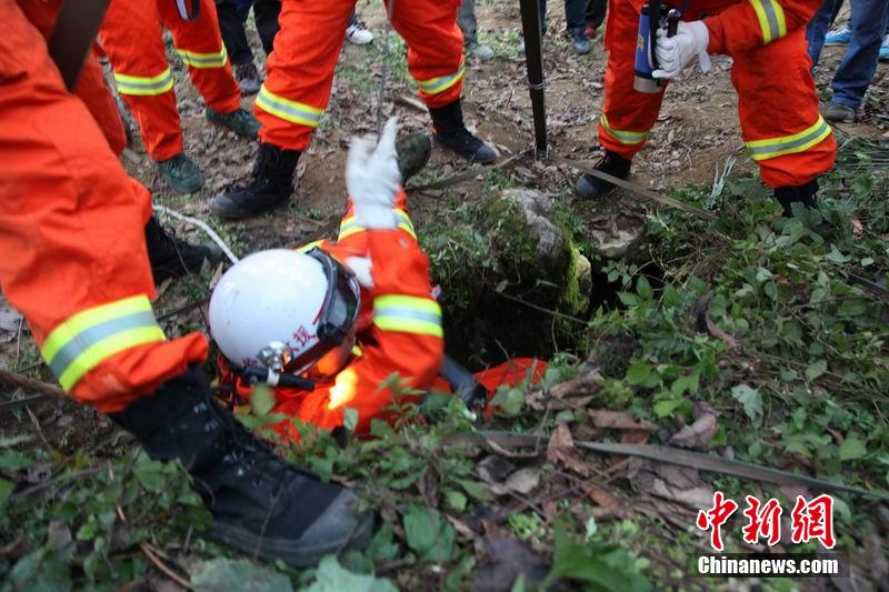 重庆彭水县一小女孩掉入“地缝”获救