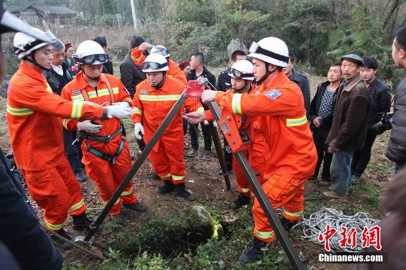 重庆彭水县一小女孩掉入“地缝”获救