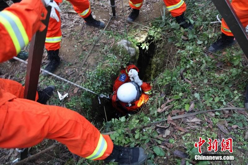 重庆彭水县一小女孩掉入“地缝”获救