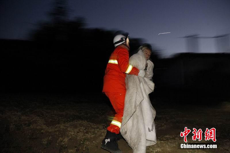 重庆彭水县一小女孩掉入“地缝”获救