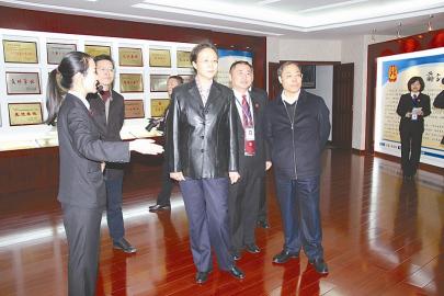 四川：打造服务型阳光型效能型“三型法院”