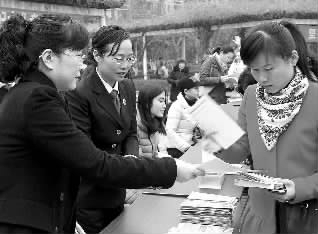 湖北省检察院：开展检察官巡回服务