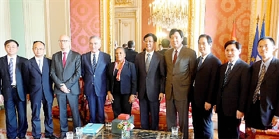 曹建明会见法国司法部长托比拉