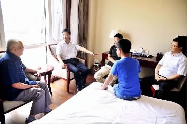 曹建明检察长来到机关干部于小平同志的休假住所，与于小平同志及家属亲切交谈。
