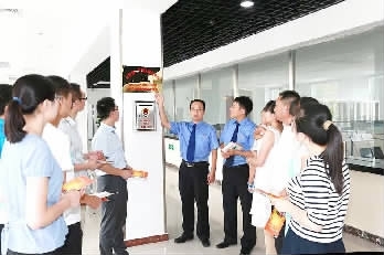 检察官介绍检察联络室工作内容。