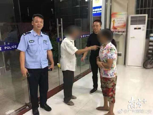 10月1日20时许，黄埔区公安分局穗东派出所民警冯国森帮助一名老人家找到家。