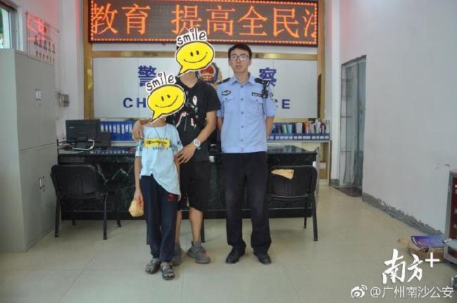 10月2日凌晨2时，南沙区公安分局金洲派出所民警帮助一离家走失的小孩回家。