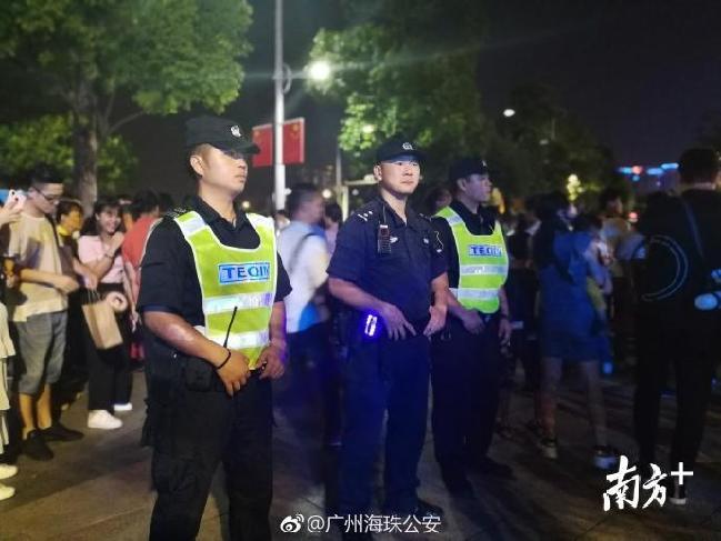 10月2日，海珠分局民警在广州塔下执勤。