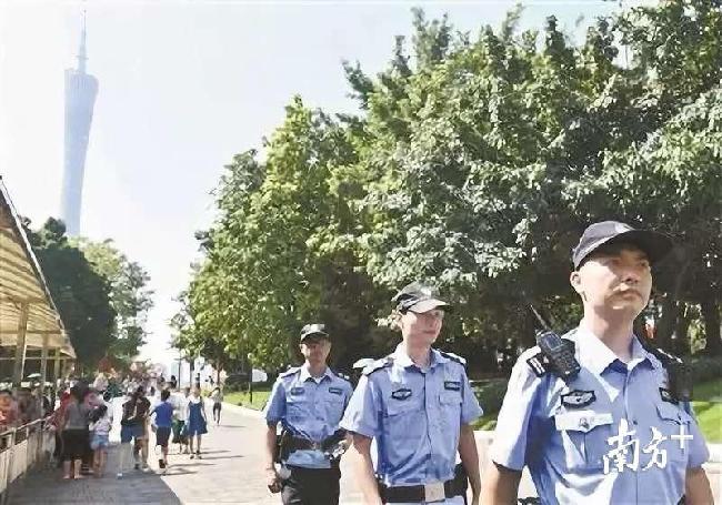 天河区分局猎德派出所民警何豹在花城广场巡逻。