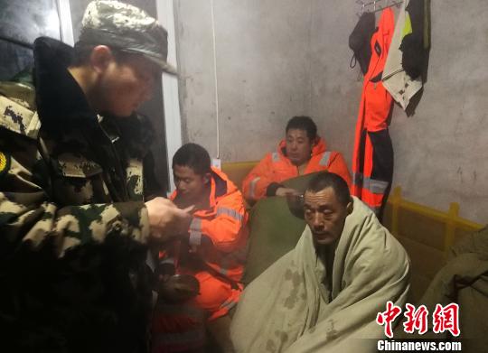 经援救，7名遇险船员于13日凌晨全部得救。　雅楠 摄