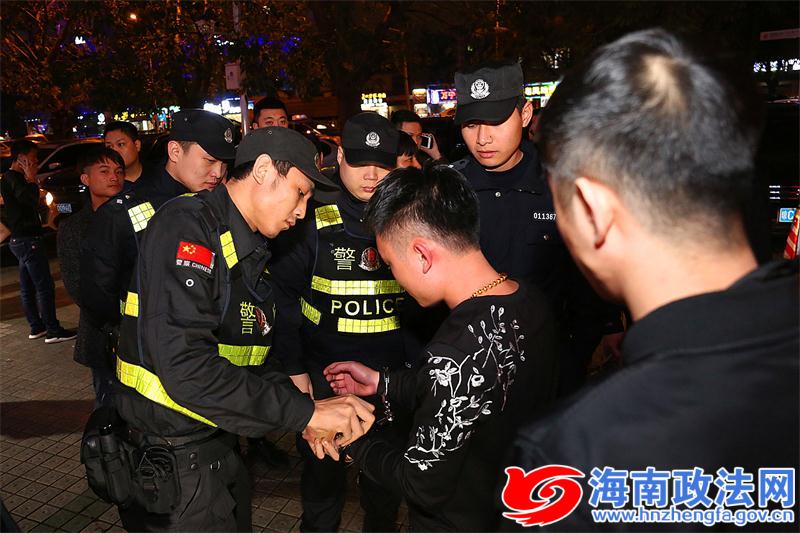 民警抓获打人嫌疑人 记者高凌摄.jpg