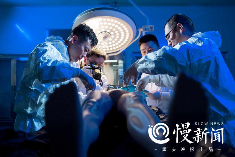 杨小城、李卡纳、周洋、宋若冰（从左至右）在解剖室工作_副本.jpg