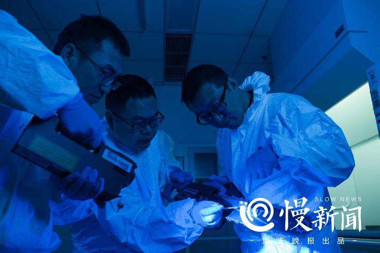刘振江、谢玉波和王小伟（从左至右）在致伤工具上提取物证_副本.jpg