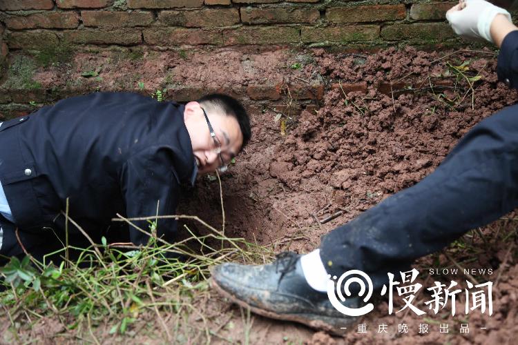 李卡纳在挖地三尺终于找到重要物证（警方供图）_副本.jpg
