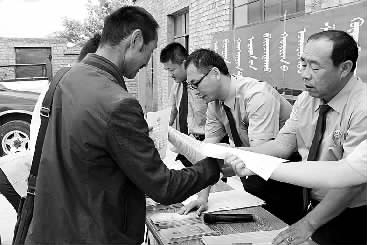 阿拉善右旗检察院送法至牧区嘎查，嘎查牧民群众踊跃领取法律 宣传资料，并现场法律咨询。