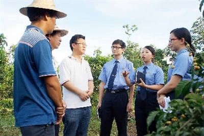 该院干警到石山镇美秋村对水土流失情况进行调研