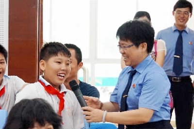 该院干警到海口实验中学上法治课