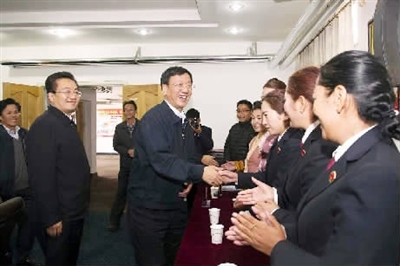 时隔五年，最高人民检察院检察长曹建明再次来到西藏慰问看望一线检察干警。