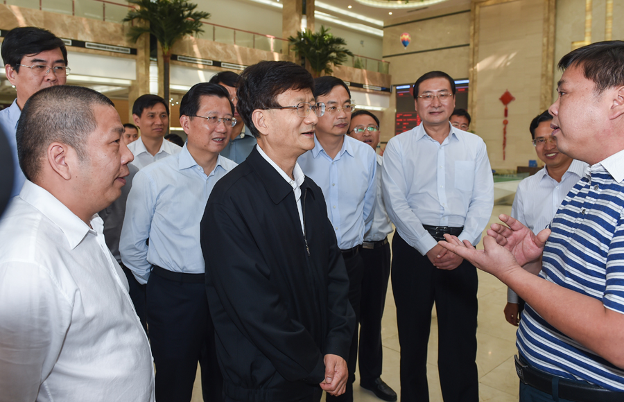 10月17日至22日，中共中央政治局委员、中央政法委书记孟建柱在江西调研。图为孟建柱在赣州南康家具产业园考察。王建军