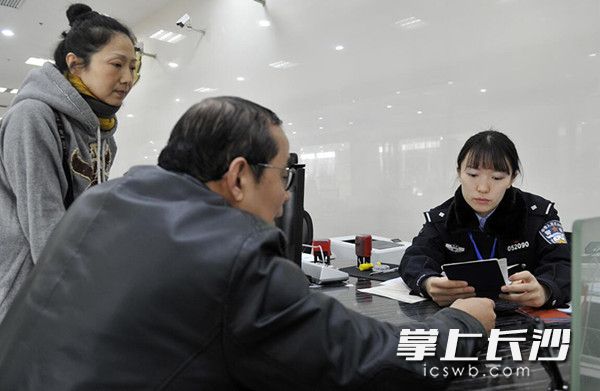 从上班到中午12时,吕一虹几乎没有时间停歇,她正在为一对美籍华人夫妇受理居留许可业务。
