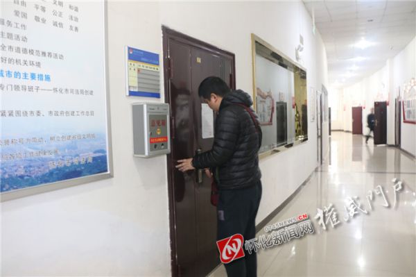 早上7点50,怀化市法律援助中心接待窗口的工作人员打开大厅大门副本