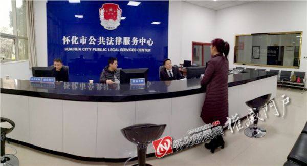 法律顾问在解答市民法律咨询副本