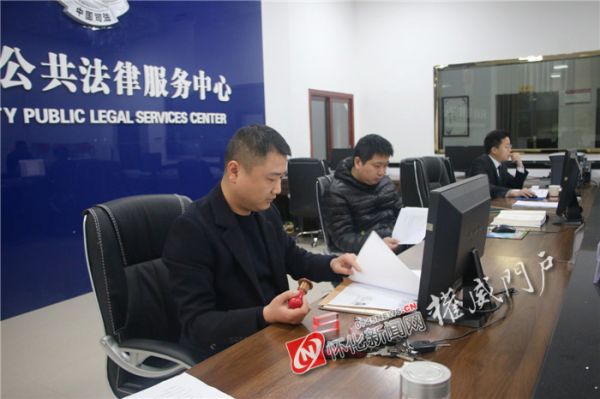 工作人员正在受理法律援助副本