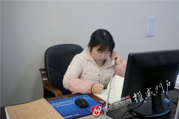 工作人员刘茜正在接听法律援助热线电话并做记录副本