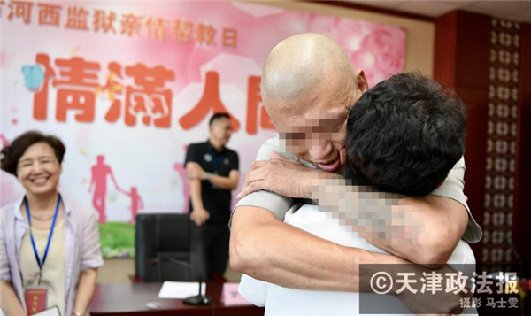 “妈妈,我想您!”母子二人相拥而泣……