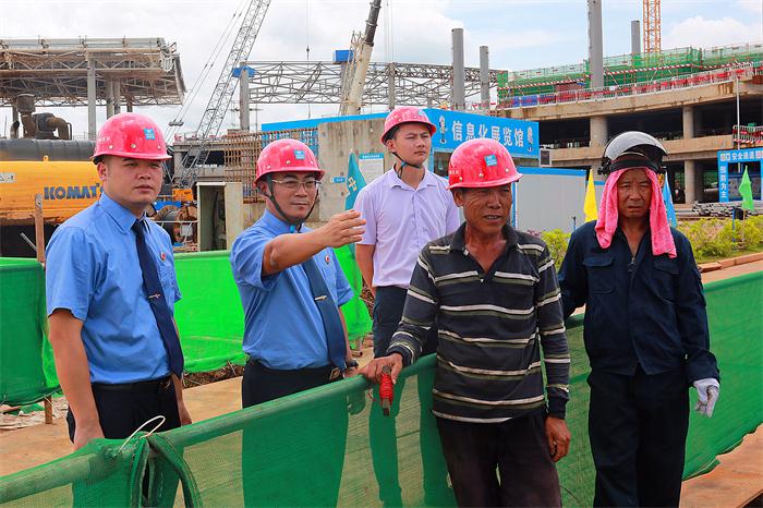 图1说：检察室主任陈雄等一行顶着炎炎烈日来到美兰机场二期扩建项目工地实地了解工人工作情况（记者高凌摄.jpg