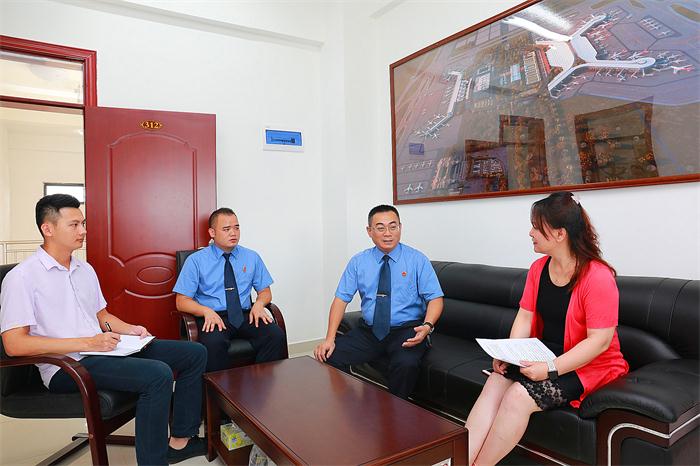 图4说：陈雄等正在和美兰机场二期扩建指挥部综合管理部副总经理夏云倩等交流讨论（记者高凌摄） .jpg