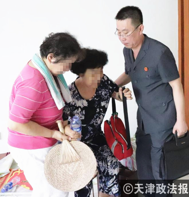 法官搀扶被执行人赵某的母亲离开
