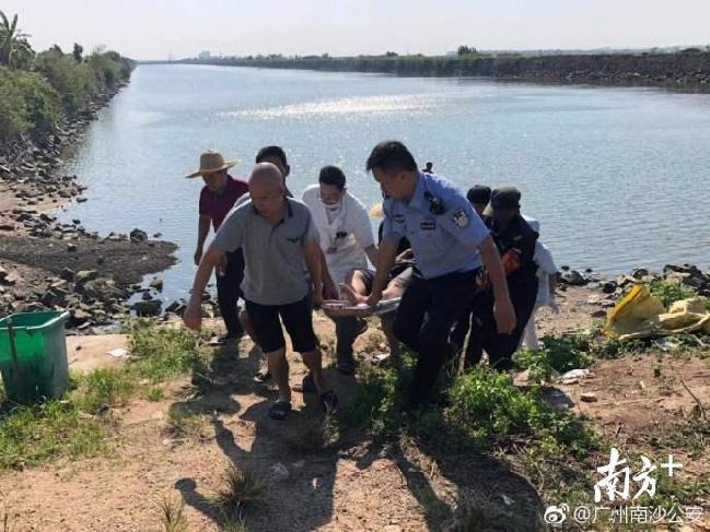 10月4日14时，南沙区龙穴派出所民警救助一掉入河中的群众。