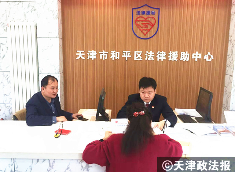 助理检察官董凯和律师马学忠一起接待群众