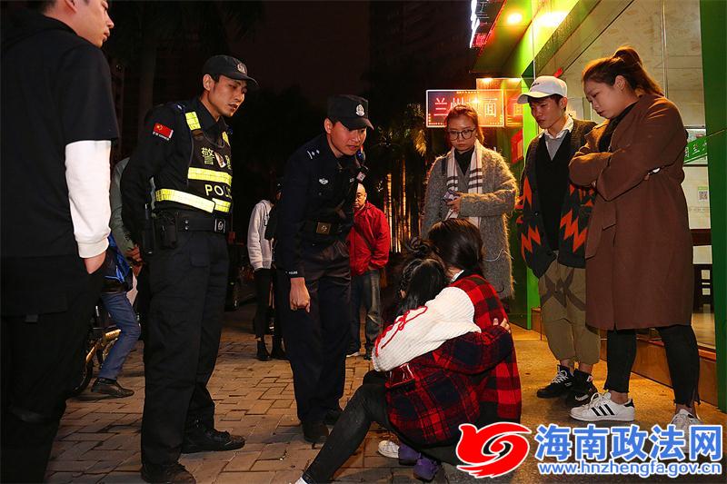 民警出警查看醉酒女子情况，试图与其进行交流 记者高凌摄.jpg
