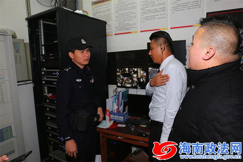 民警检查娱乐场所监控室，提醒注意防范安全隐患 记者高凌摄.jpg