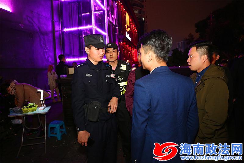民警在娱乐场所门口出警，询问报警人打架的原因和经过 记者高凌摄.jpg