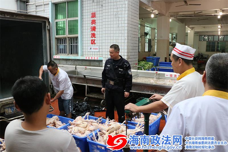 海口监狱民警肖平监督食材运输.jpg