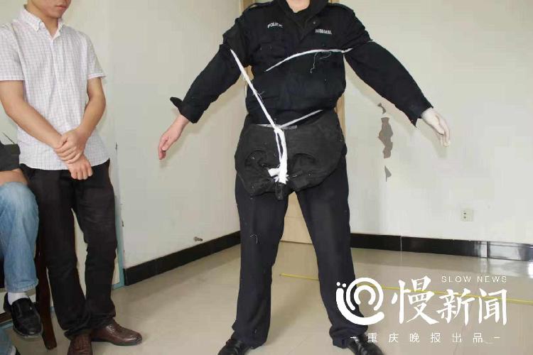 巩强在做绑缚石头的侦查实验（警方供图）_副本.jpg