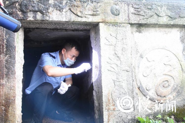 杨小城在墓穴里提取物证（警方供图）_副本.jpg